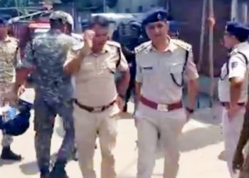 শিলিগুড়িতে ফুটবল খেলাকে কেন্দ্র করে দুই গোষ্ঠীর উত্তেজনা,ঘরবাড়ি দোকান ও গাড়ি ভাঙচুর, ব্যাপক পাথরবাজি, বিজেপির থানা ঘেরাও