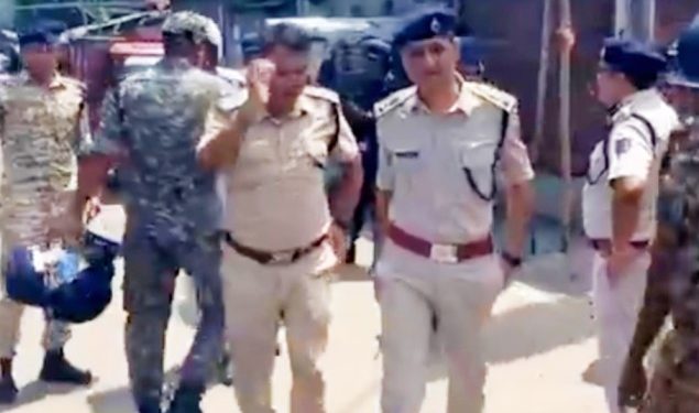 শিলিগুড়িতে ফুটবল খেলাকে কেন্দ্র করে দুই গোষ্ঠীর উত্তেজনা,ঘরবাড়ি দোকান ও গাড়ি ভাঙচুর, ব্যাপক পাথরবাজি, বিজেপির থানা ঘেরাও