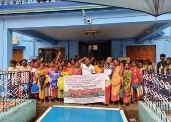 ১০০ দিনের কাজ চালুসহ ৫ দফা দাবিতে ভাতারের বিডিওকে স্মারকলিপি দিল মজুর সমিতি