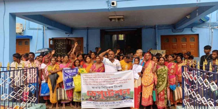 ১০০ দিনের কাজ চালুসহ ৫ দফা দাবিতে ভাতারের বিডিওকে স্মারকলিপি দিল মজুর সমিতি