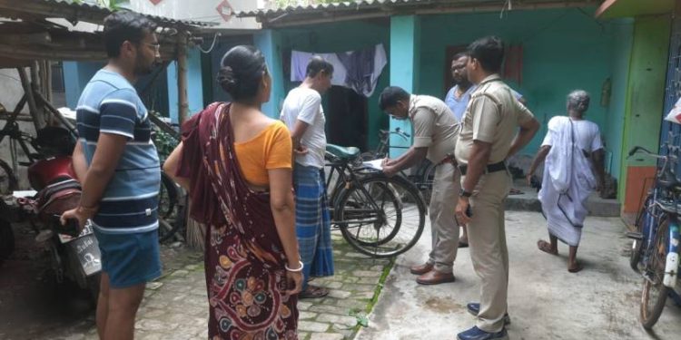 কাটোয়া : ছেলে মারা যাওয়ার পর শরীরে পচন ধরে দুর্গন্ধ ছড়াচ্ছে, অথচ একই ঘরে থেকেও টেরই পেলেন না ‘মানসিক রোগে আক্রান্ত’ মা !