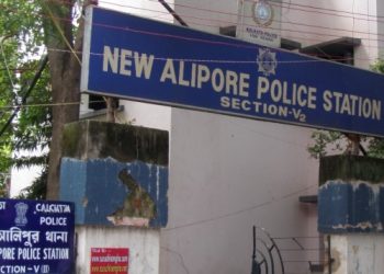 কলকাতা পুলিশের আরও এক কীর্তি ! তোলা না পেয়ে ৩৮ লরির টায়ার পাংচার করে দিল পুলিশ, অবশেষে সাসপেন্ড ৪ এসআই