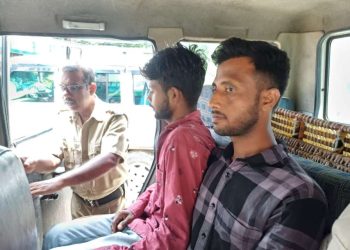 প্রতিবেশীর চারচাকা গাড়িতে আগুন লাগানোর ঘটনায় ২ ভাইকে গ্রেপ্তার করল ভাতার থানার পুলিশ