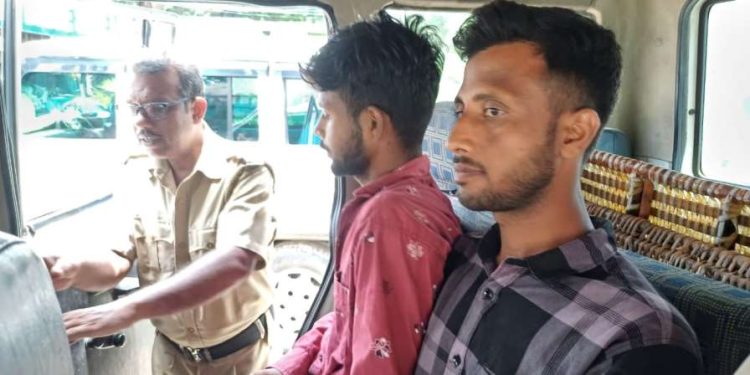 প্রতিবেশীর চারচাকা গাড়িতে আগুন লাগানোর ঘটনায় ২ ভাইকে গ্রেপ্তার করল ভাতার থানার পুলিশ