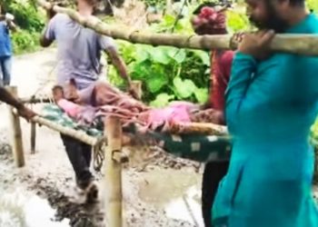 জলকাদা ভর্তি রাস্তায় খাটিয়ায় শুয়ে দীর্ঘ পথ যাওয়ার ধকল সহ্য করতে পারলেন না অসুস্থ বৃদ্ধা, হাসপাতালে চিকিৎসাধীন অবস্থায় মৃত্যু