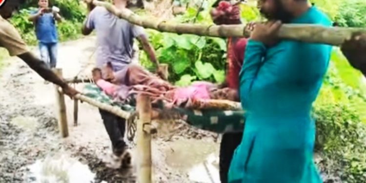 জলকাদা ভর্তি রাস্তায় খাটিয়ায় শুয়ে দীর্ঘ পথ যাওয়ার ধকল সহ্য করতে পারলেন না অসুস্থ বৃদ্ধা, হাসপাতালে চিকিৎসাধীন অবস্থায় মৃত্যু