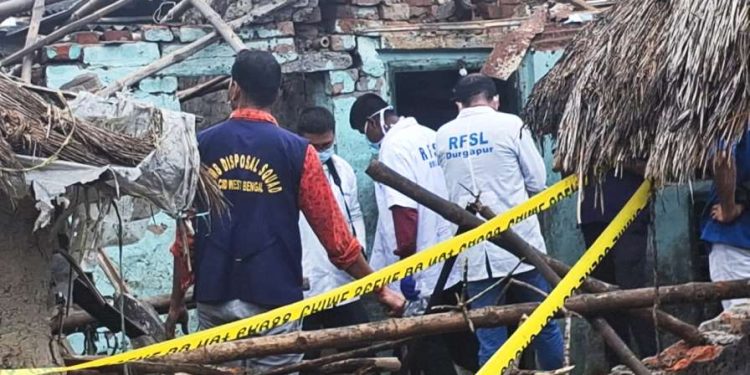 কাটোয়ার রাজুয়া গ্রামে বিস্ফোরণ স্থল থেকে নমুনা সংগ্রহ করল সিআইডি বোম্ব স্কোয়াড এবং ফরেনসিক দল