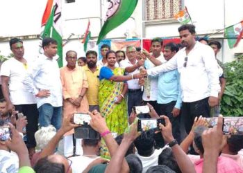 সিপিএম পরিচালিত পলাশন পঞ্চায়েতকে “ভাই বোনের পঞ্চায়েত” আখ্যা দিয়ে তৃণমূলে যোগ দিলেন দুই সিপিএম সদস্য