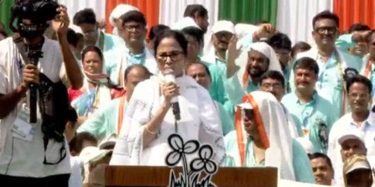 “ভাষা আন্দোলন” শুরু করার হুমকি দিলেন মমতা ব্যানার্জি