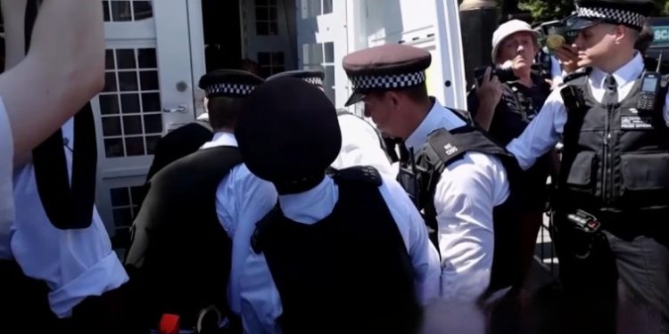 ব্রিটিশ পুলিশ নতুন নিষিদ্ধ ফিলিস্তিনি প্রতিবাদ গোষ্ঠীর কয়েক ডজন সমর্থককে গ্রেপ্তার করেছে