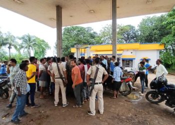 জল মেশানো পেট্রোলে বিক্রির অভিযোগ ঘিরে তোলপাড় ভাতার, তুমুল বিক্ষোভ পেট্রোল পাম্পে