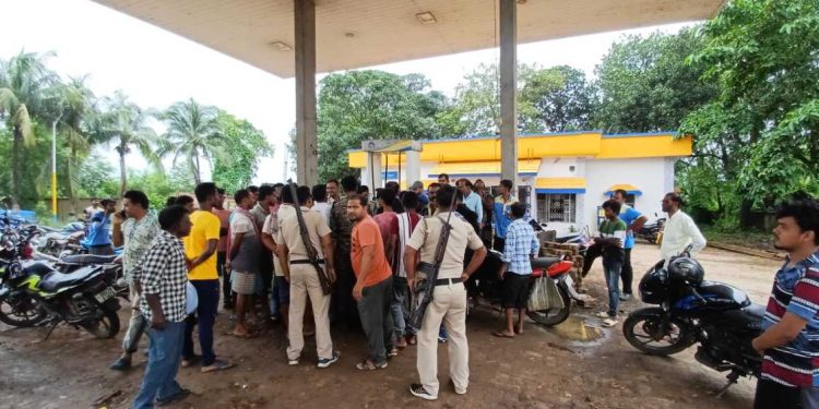 জল মেশানো পেট্রোলে বিক্রির অভিযোগ ঘিরে তোলপাড় ভাতার, তুমুল বিক্ষোভ পেট্রোল পাম্পে