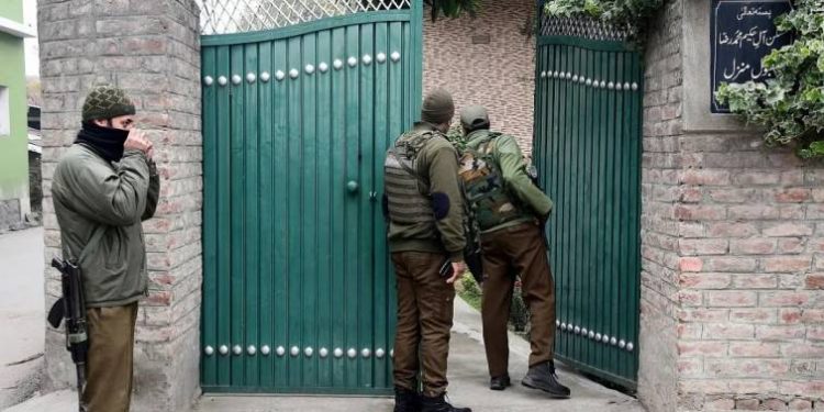 পাকিস্তানি হ্যান্ডলারের নির্দেশে সন্ত্রাসী কার্যকলাপ ; ১০ কাশ্মীরি সন্ত্রাসী গ্রেপ্তার