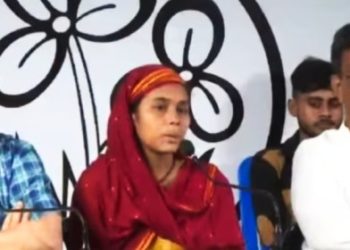 কথিত হেনস্থার শিকার মহিলাকে মাঝে বসিয়ে দিল্লিতে বাঙালি নির্যাতনের প্রমান দিলেন ফিরহাদ ও কুণাল, বিজেপির কটাক্ষ : “দুর্বল চিত্রনাট্য”