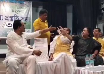 কি অবস্থা তৃণমূলে ! প্রকাশ্য মঞ্চে দলীয় প্রবীণ বিধায়ককে চড় মারার হুমকি তরুন নেতার