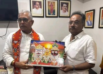 রাজ্য সভাপতির সঙ্গে সাক্ষাতের পর তৃণমূলকে ‘২৬ শে সাফ’ করার হুঙ্কার দিলেন দিলীপ ঘোষ