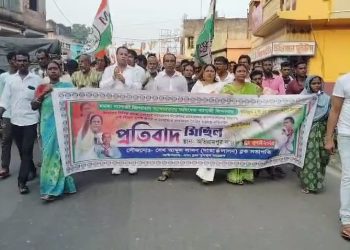 তৃণমূলের মিছিল থেকে তৃণমূলের প্রাক্তন পঞ্চায়েত প্রধানকে উদ্দেশ্য করে “চোর” শ্লোগান, শোরগোল আউশগ্রামে