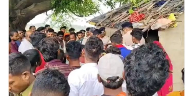 ঘুমন্ত মায়ের পাশ থেকে তুলে নিয়ে গিয়ে ৮ বছরের এক মেয়েকে ধর্ষণের পর গোপনাঙ্গে ভুট্টার ডাঁটা ও লাঠিও ঢুকিয়ে দিয়েছিল নরপশু, বর্বরোচিত অত্যাচারে মৃত্যু শিশুটির