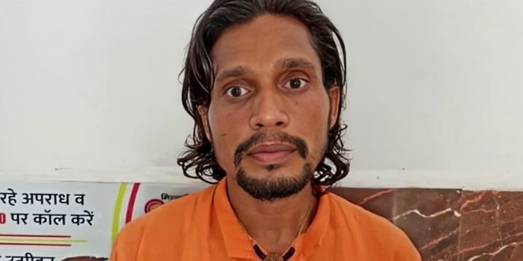 বাবা বিহারের মৌলবী, ছেলে মিরাটে পুরোহিত ; কৃষ্ণ নামে পরিচয় দিয়ে মন্দিরে রীতিমতো পুরুত সেজে শ্রদ্ধালুদের হাত দেখার ধান্দা শুরু করেছিল মহম্মদ কাসিম