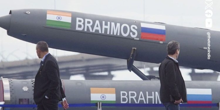 ‘অপারেশন সিন্দুর’-এর পর চাহিদা বেড়েছে ব্রহ্মোসের, মধ্যপ্রাচ্য থেকে ল্যাটিন আমেরিকা পর্যন্ত ১৭টি দেশ কিনতে চাইছে এই ক্ষেপণাস্ত্র