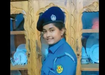 কনস্টেবলকে “স্যার” সম্বোধন করে ধরা পড়ে গেলেন বোরখা পরা ভুয়া মহিলা এসআই