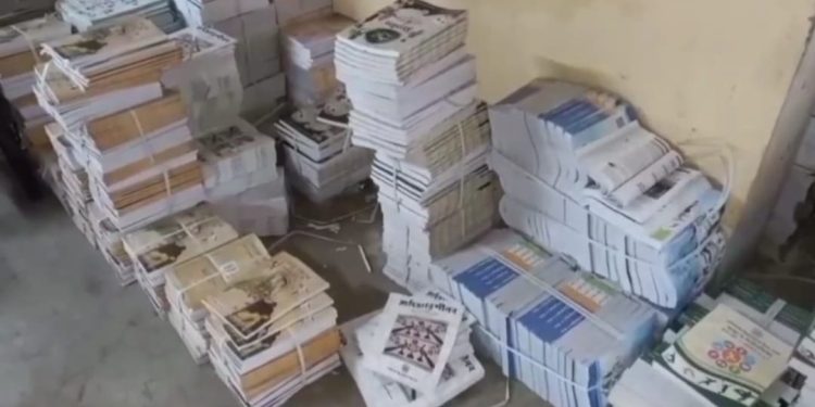 এবার সরকারী বইয়ের ভাণ্ডার থেকে “বই পাচার”, নতুন দুর্নীতি ঘিরে তোলপাড় পূর্ব বর্ধমান জেলা 