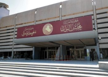 ইরাকের সংসদে শিয়া ও সুন্নি সাংসদদের তুমুল সংঘর্ষ, একে অপরকে ছুড়ে মারল চটি ও জুতো