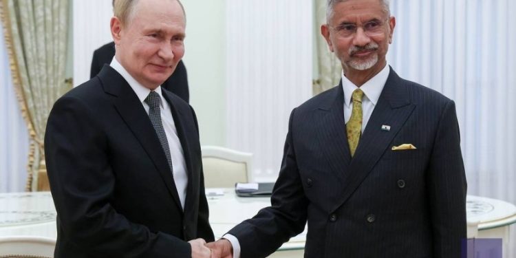 ক্রেমলিনে বিদেশমন্ত্রী সুব্রহ্মণ্যম জয়শঙ্করকে উষ্ণ অভ্যর্থনা জানালেন রুশ রাষ্ট্রপতি ভ্লাদিমির পুতিন