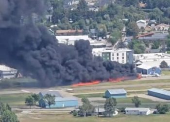 আমেরিকার মন্টানায় অবতরণের সময় বিমান বিধ্বস্ত, দাঁড়িয়ে থাকা বিমানের সাথে সংঘর্ষে বিস্ফোরণ ঘটে