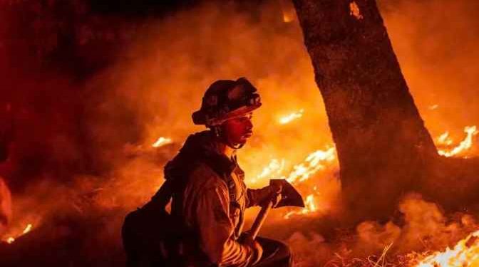 ক্যালিফোর্নিয়ায় ভয়াবহ দাবাবলে গৃহহীন কয়েক হাজার পরিবার 