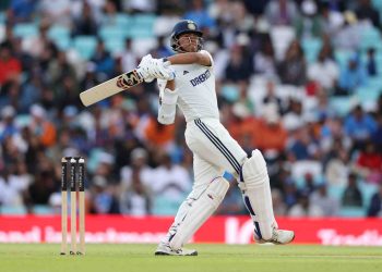 ভারতীয় ব্যাটসম্যানদের ভয়ে স্পিনার না এনে খেলা বন্ধের সিদ্ধান্ত নিলেন ইংল্যান্ডের অধিনায়ক