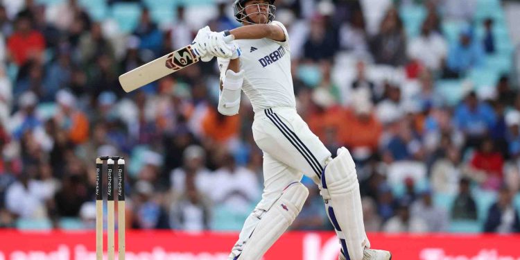 ভারতীয় ব্যাটসম্যানদের ভয়ে স্পিনার না এনে খেলা বন্ধের সিদ্ধান্ত নিলেন ইংল্যান্ডের অধিনায়ক