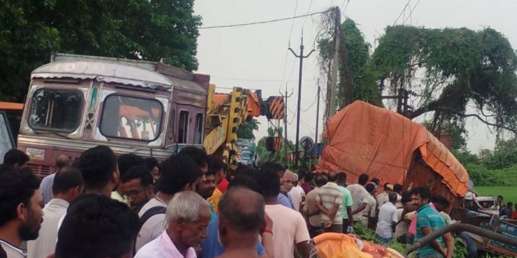পূর্ব বর্ধমান জেলার মেমারিতে লরি ও ট্রাক্টরের মুখোমুখি সংঘর্ষে মৃত ২, গুরুতর আহত ৪ 
