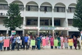 ইসলামিক স্টাডিজ বিভাগের ছাত্র আব্দুল মুহাইমিনের ভগবান শ্রীকৃষ্ণকে নিয়ে কটুক্তির প্রতিবাদে কুষ্টিয়া বিশ্ববিদ্যালয়ে হিন্দু পড়ুয়াদের বিক্ষোভ