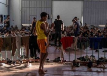 তাড়ানোর পর যাতে ফের ঘুরে না আসে সেজন্য উদ্বাস্তুদের পায়ে চিপ বসিয়ে গতিবিধির উপর নজর রাখবে গ্রীস