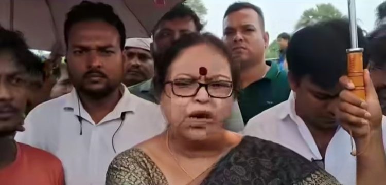 ফুলহরের বাঁধ ভেঙে ভূতনী প্লাবিত হওয়ায় বিজেপি ও সিপিএমের ষড়যন্ত্র দেখছেন তৃণমূল বিধায়ক সাবিত্রী মিত্র ; দুষলেন স্থানীয় বাসিন্দাদেরও