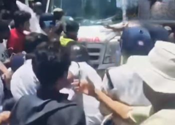 আরজি করের ‘অভয়া’র মতই মৃত চাকরিহারা যোগ্য প্রার্থীর দেহ পুলিশ ‘হ্যাইজ্যাকের’ চেষ্টা করছিল বলে অভিযোগ, ব্যাপক উত্তেজনা, আন্দোলনকারী চাকরিহারাদের সাথে পুলিশের ধস্তাধস্তি