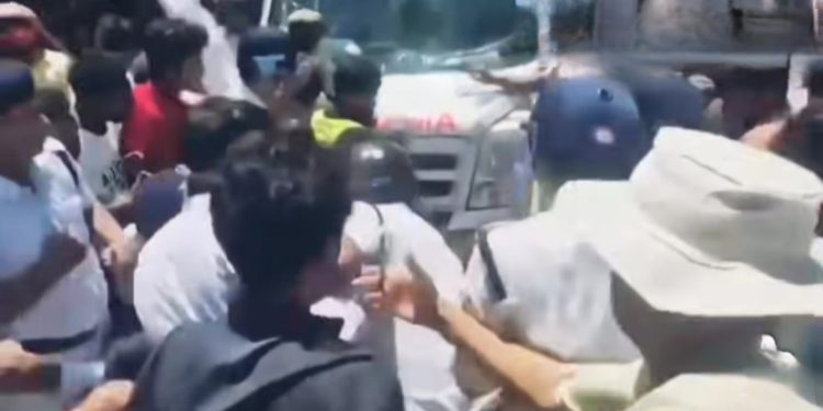 আরজি করের ‘অভয়া’র মতই মৃত চাকরিহারা যোগ্য প্রার্থীর দেহ পুলিশ ‘হ্যাইজ্যাকের’ চেষ্টা করছিল বলে অভিযোগ, ব্যাপক উত্তেজনা, আন্দোলনকারী চাকরিহারাদের সাথে পুলিশের ধস্তাধস্তি