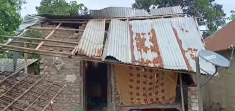 মিনিট খানেকের ঝড়ের তান্ডবে লন্ডভন্ড হরিশ্চন্দ্রপুরের পিরগঞ্জ গ্রাম