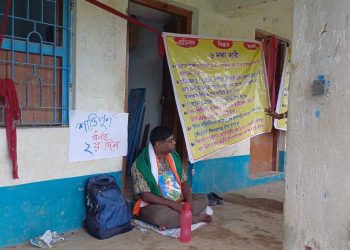 নিজের স্কুলেরই অফিসের সামনে ধর্ণায় বসেছেন ভাতারের কুবাজপুর হাইস্কুলের এক শিক্ষক, প্রধান শিক্ষকের বিরুদ্ধে অব্যবস্থা ও অসহযোগীতা নিয়ে তুললেন বিস্তর অভিযোগ