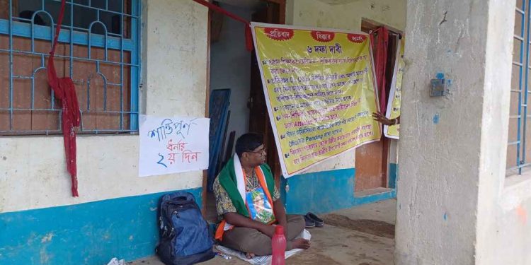 নিজের স্কুলেরই অফিসের সামনে ধর্ণায় বসেছেন ভাতারের কুবাজপুর হাইস্কুলের এক শিক্ষক, প্রধান শিক্ষকের বিরুদ্ধে অব্যবস্থা ও অসহযোগীতা নিয়ে তুললেন বিস্তর অভিযোগ