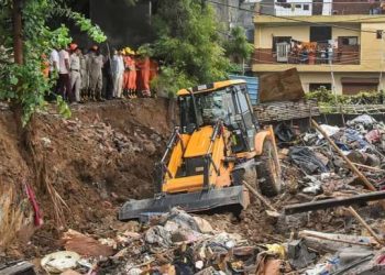 দিল্লিতে ভারী বৃষ্টিপাতে দেওয়াল ধসে দুই শিশুসহ মুসলিম পরিবারের ৮ সদস্যের মৃত্যু