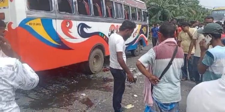 কালনায় বেপরোয়া গতির বাসের ধাক্কায় বাবা, মেয়ে ও এক আত্মীয়ের মৃত্যু