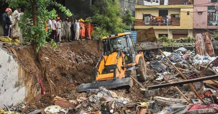 দিল্লিতে ভারী বৃষ্টিপাতে দেওয়াল ধসে দুই শিশুসহ মুসলিম পরিবারের ৮ সদস্যের মৃত্যু