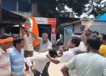 দক্ষিণ দিনাজপুরের হরিরামপুরে সমবায় নির্বাচনে বিজেপি নেতাকে পুলিশের সামনেই তৃণমূলের দুর্বৃত্ত বাহিনীর হামলা, ভোট লুটের অভিযোগ