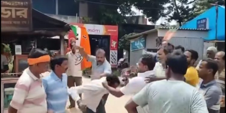 দক্ষিণ দিনাজপুরের হরিরামপুরে সমবায় নির্বাচনে বিজেপি নেতাকে পুলিশের সামনেই তৃণমূলের দুর্বৃত্ত বাহিনীর হামলা, ভোট লুটের অভিযোগ