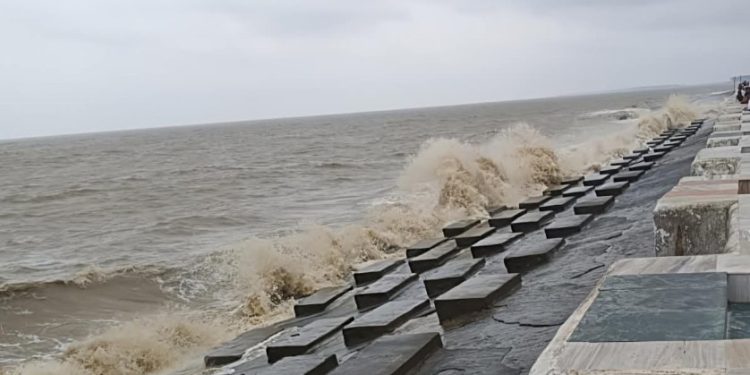 জোড়া নিম্নচাপের জেরে ঝড়বৃষ্টির পূর্বাভাস বর্ধমানসহ দক্ষিণবঙ্গের এই জেলাগুলিতে 