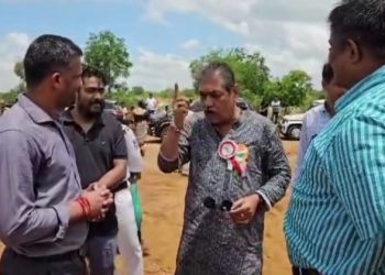 সরকারি আধিকারিককে প্রকাশ্যে আঙুল উঁচিয়ে ধমক দিলেন পান্ডবেশ্বরের তৃণমূল বিধায়ক ; শুভেন্দু বললেন : “এটা ওরা জন্মগত অধিকার মনে করে”