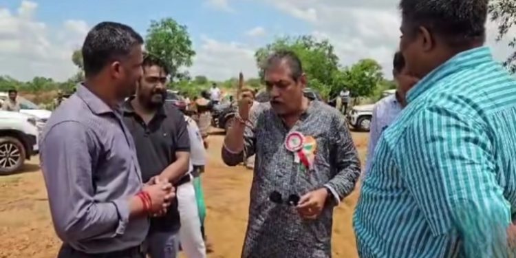 সরকারি আধিকারিককে প্রকাশ্যে আঙুল উঁচিয়ে ধমক দিলেন পান্ডবেশ্বরের তৃণমূল বিধায়ক ; শুভেন্দু বললেন : “এটা ওরা জন্মগত অধিকার মনে করে”