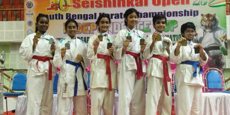 দুর্গাপুরে আয়োজিত ‘ওপেন সাউথ বেঙ্গল ক্যারাটে চ্যাম্পিয়নশিপ ইন্ডিপেন্ডেস কাপে’ নজর কাড়ল বর্ধমান শহরের শিশুকন্যারা